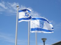 Israel_flag_and_Herzliya_flag.JPG