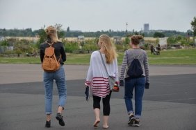 girls-in-tempelhof_14553961888_o_52474984775_o.jpg