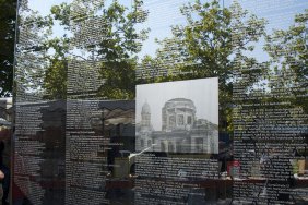 picture-of-the-former-synagogue-on-the-mirror-memorial-in-steglitz_15138615425_o.jpg