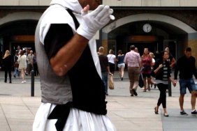 street-performer-in-alexanderplatz_14699634410_o.jpg