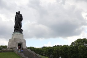 soviet-war-memorial-monument_14791679910_o.jpg