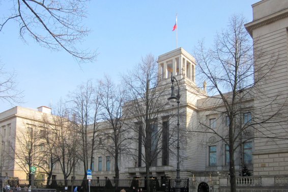 Berlin,_Mitte,_Unter_den_Linden_55-65,_Russische_Botschaft_02.jpg