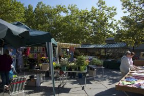 market-scene-in-steglitz_15138255032_o.jpg
