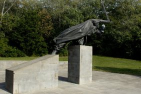 volkspark-friedrichshain---spanish-civil-war-monument_15070027910_o.jpg