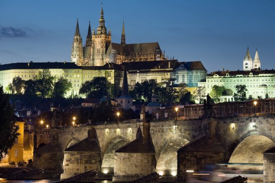 Night_view_of_the_Castle_and_Charles_Bridge,_Prague_-_8034.jpg