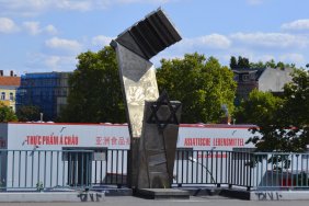 memorial-on-the-putlitzbrcke_15040572696_o.jpg