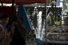 fountain-in-the-middle-of-steglitz-market_14952084707_o.jpg