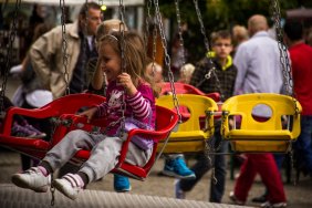 kids-has-fun-near-spandau-rathaus_15103075935_o.jpg